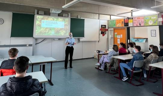 Jugendoffizierin der Bundeswehr zu Gast im Hariolf-Gymnasium