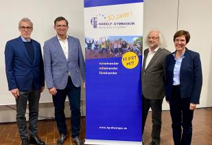 von links: U. Schwarzmaier (komm. Schulleiter), Dr. Ing. D. Scherer (Audi-AG), R. Matzner (ehem. Schulleiter), P. Weiler (Beauftragte Jubiläumsschuljahr)