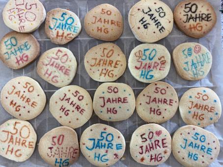 Das Foto zeigt die von Schüler:innen gebackenen HG-Jubiläums-Plätzchen, die die Schule am kommenden Samstag (4. März) auf dem Ellwanger Wochenmarkt verteilen wird.
