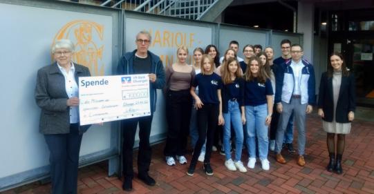 7000 Euro für Schulen in Venezuela – HG übergibt Spendenscheck