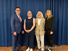 Jens Kleindienst (Schulleiter), Dr. Silvia Schön (Certified Partner Manager bei ZEISS Vision), Rainer Matzner (ehem. Schulleiter des HGs) und Martina Schlipf (Abteilungsleiterin am HG)