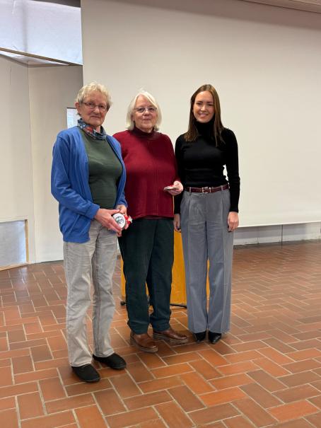 Das Bild zeigt (von links nach rechts): Karin Böhme von der Ökumenischen Friedensdekade, Ruth Ratter (Friedensaktivistin) und Katharina Huss (Gemeinschaftskundelehrerin)
