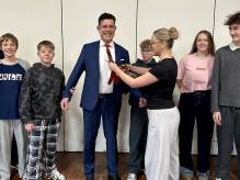 Gumpendonnerstag am HG – Jagd auf Schulleiterkrawatte