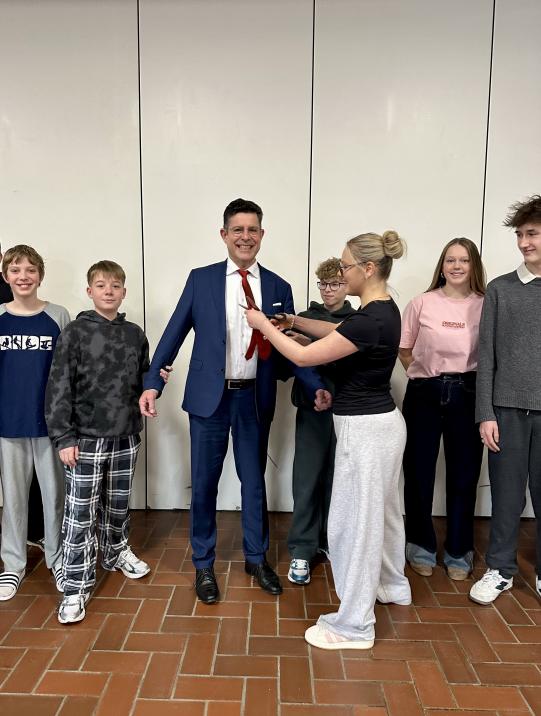 Gumpendonnerstag am HG – Jagd auf Schulleiterkrawatte