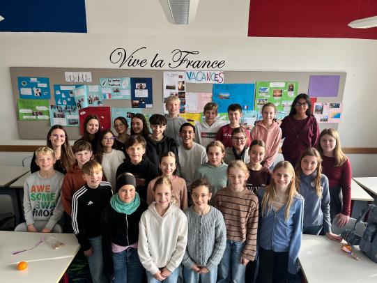 Französische Gäste aus Langres im Interview mit Kl. 6