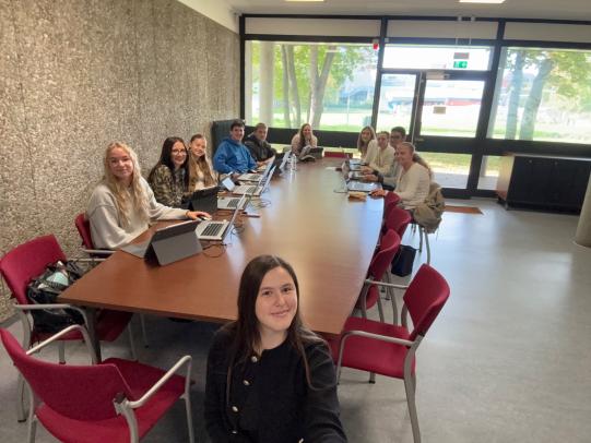 Seminarkurs besucht die Universitätsbibliothek Stuttgart