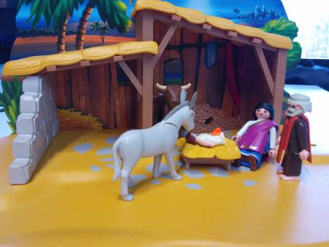 Ein bisschen später war es soweit Es kam Marias Zeit. Als sie ihren Sohn gebar, war der kleine Jesus da. Nach dem Wickeln wurde er in die Krippe gelegt, der Esel war ganz aufgeregt.