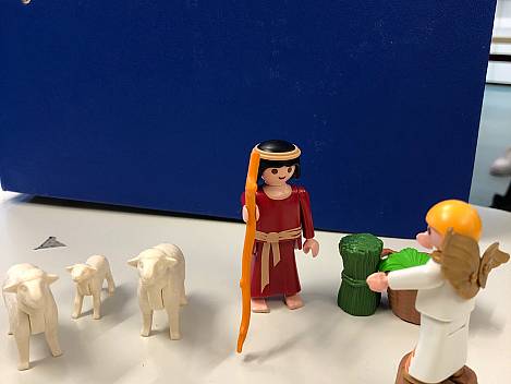 Als die Hirten saßen am Feuer kam ein Engel, der war ihnen nicht geheuer, Er sagte: »Ihr sollt zum Heiland gehn, in Bethlehem sollt ihr ihn sehn.« Die Hirten waren erschrocken und fürchteten sich, doch der Engel sprach: »Fürchtet euch nicht!« Er sprach weiter: »Folget dem Stern mit dem Schweif, die Zeit der Erlösung ist jetzt reif.« So gingen die Hirten, den Stern stets im Blick, ihnen war nicht bewusst das kommende Glück.