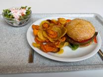 Veggy-Burger mit Gemüsechips